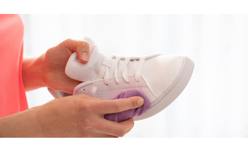 Cómo limpiar y proteger tus sneakers blancos para que luzcan siempre nuevos Cómo limpiar y proteger tus sneakers blancos para que luzcan siempre nuevos